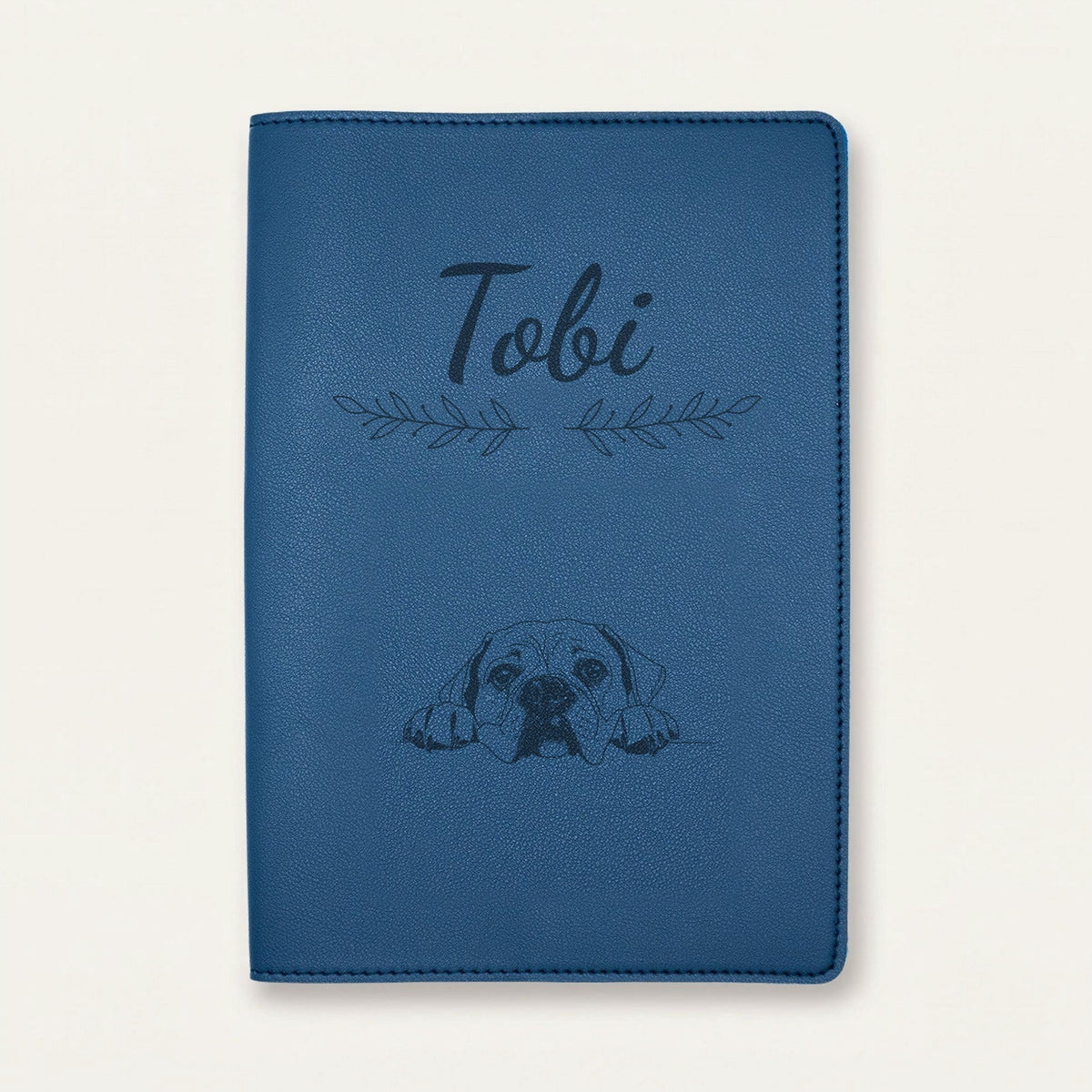 Protège carnet de santé chien personnalisé – Bullmastiff — Bleu nuit — Rameaux — gravure « Tobi »