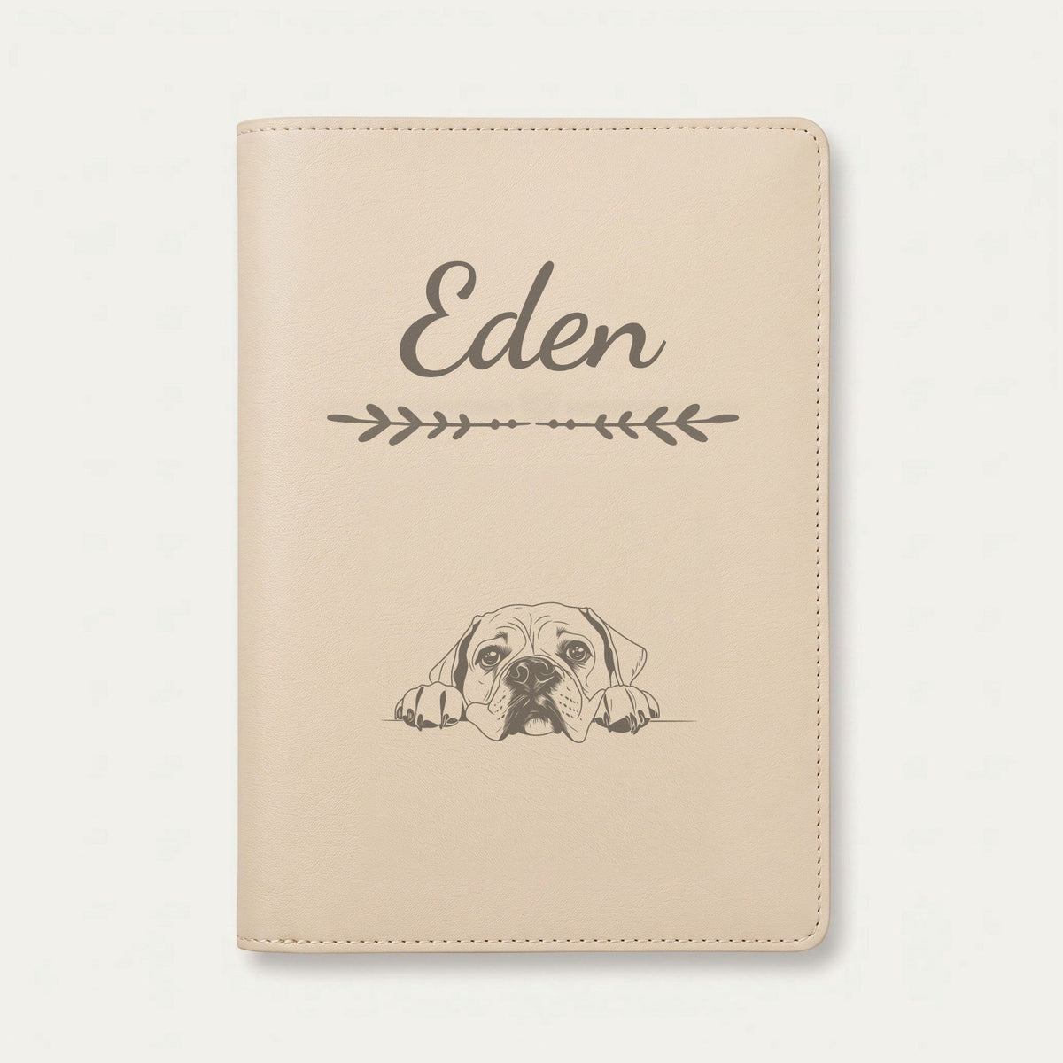 Protège carnet de santé chien personnalisé – Bullmastiff — Crème vanille — Flèche — gravure « Eden »