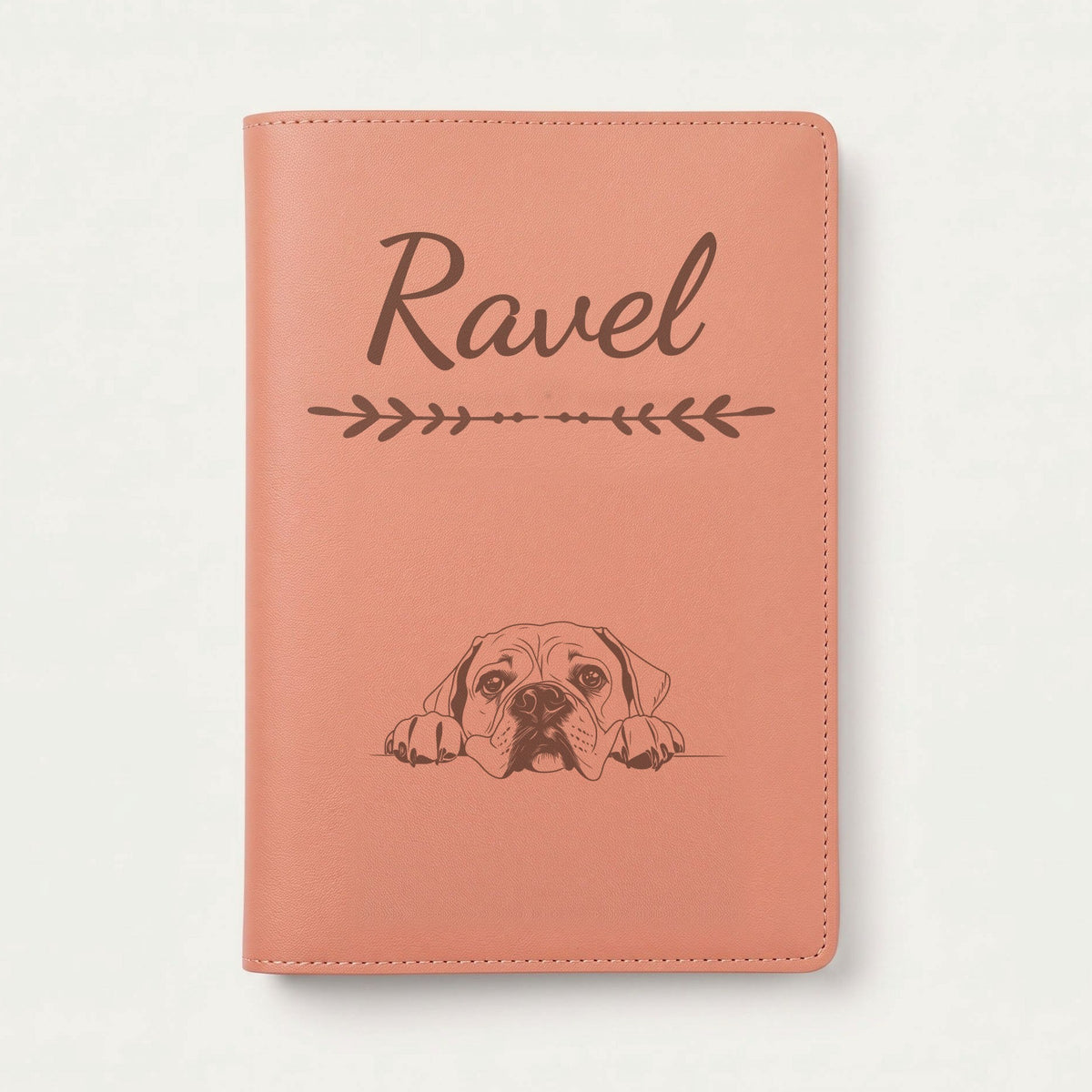 Protège carnet de santé chien personnalisé – Bullmastiff — Terracotta — Flèche — gravure « Ravel »