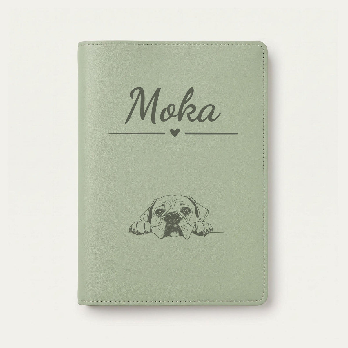 Protège carnet de santé chien personnalisé – Bullmastiff — Vert sauge — Cœur — gravure « Moka »