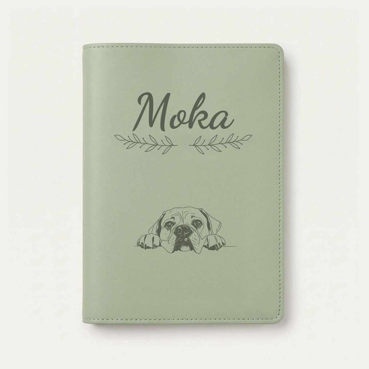 Protège carnet de santé chien personnalisé – Bullmastiff — Vert sauge — Rameaux — gravure « Moka »
