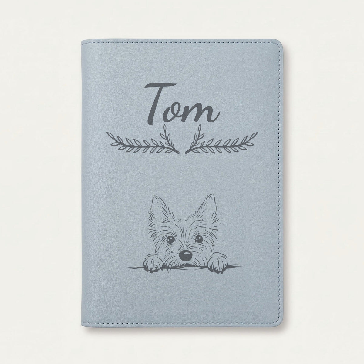Protège carnet de santé chien personnalisé – Cairn terrier — Bleu nuage — Bouquet — gravure « Tom »
