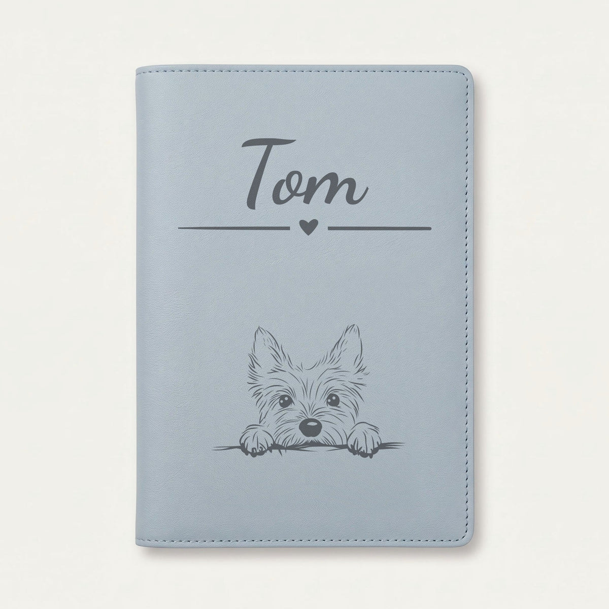 Protège carnet de santé chien personnalisé – Cairn terrier — Bleu nuage — Cœur — gravure « Tom »