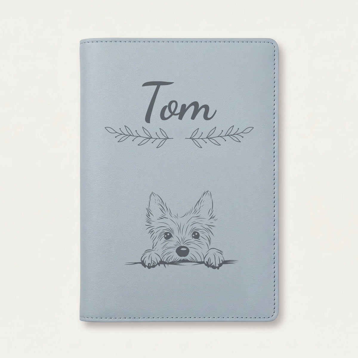 Protège carnet de santé chien personnalisé – Cairn terrier — Bleu nuage — Rameaux — gravure « Tom »
