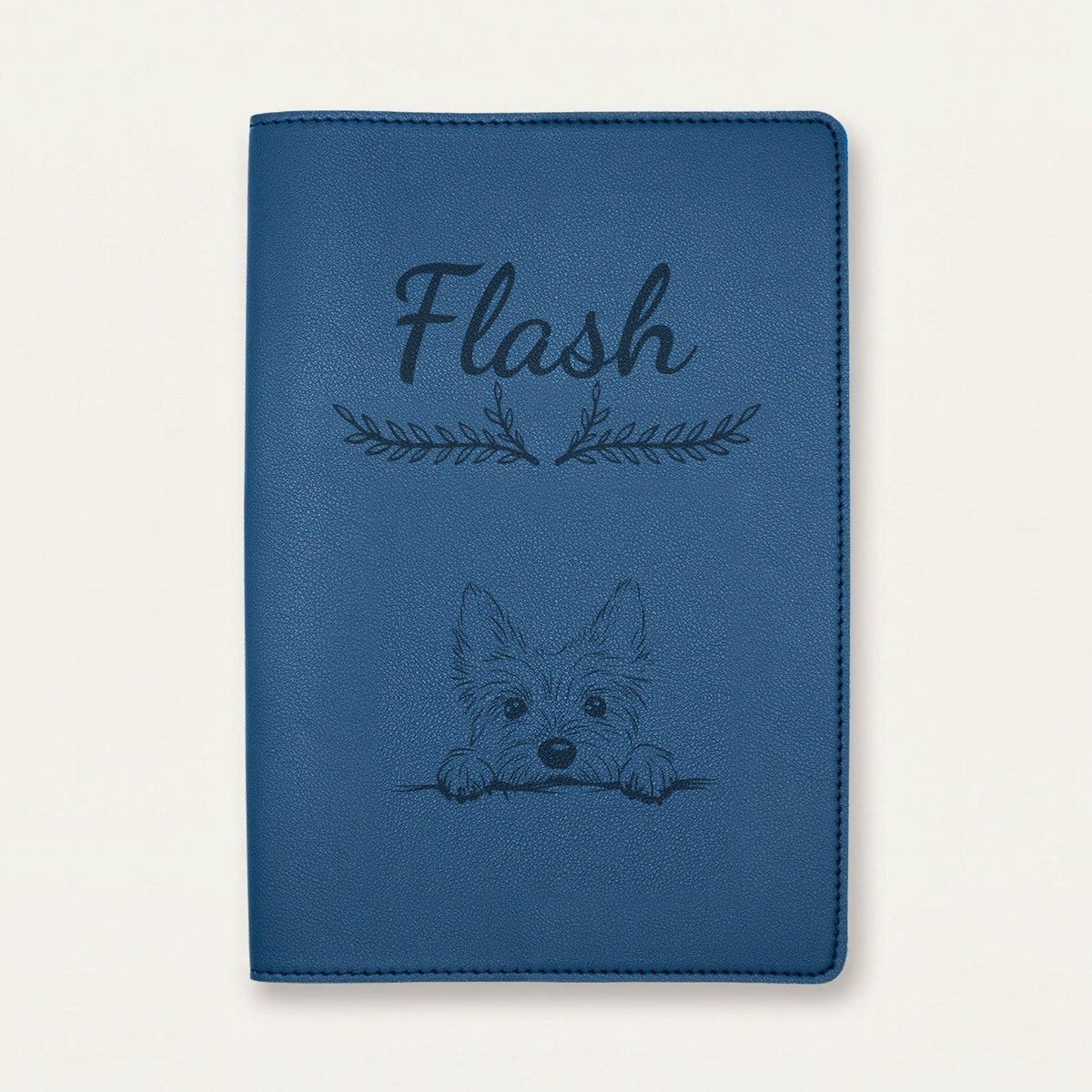 Protège carnet de santé chien personnalisé – Cairn terrier — Bleu nuit — Bouquet — gravure « Flash »