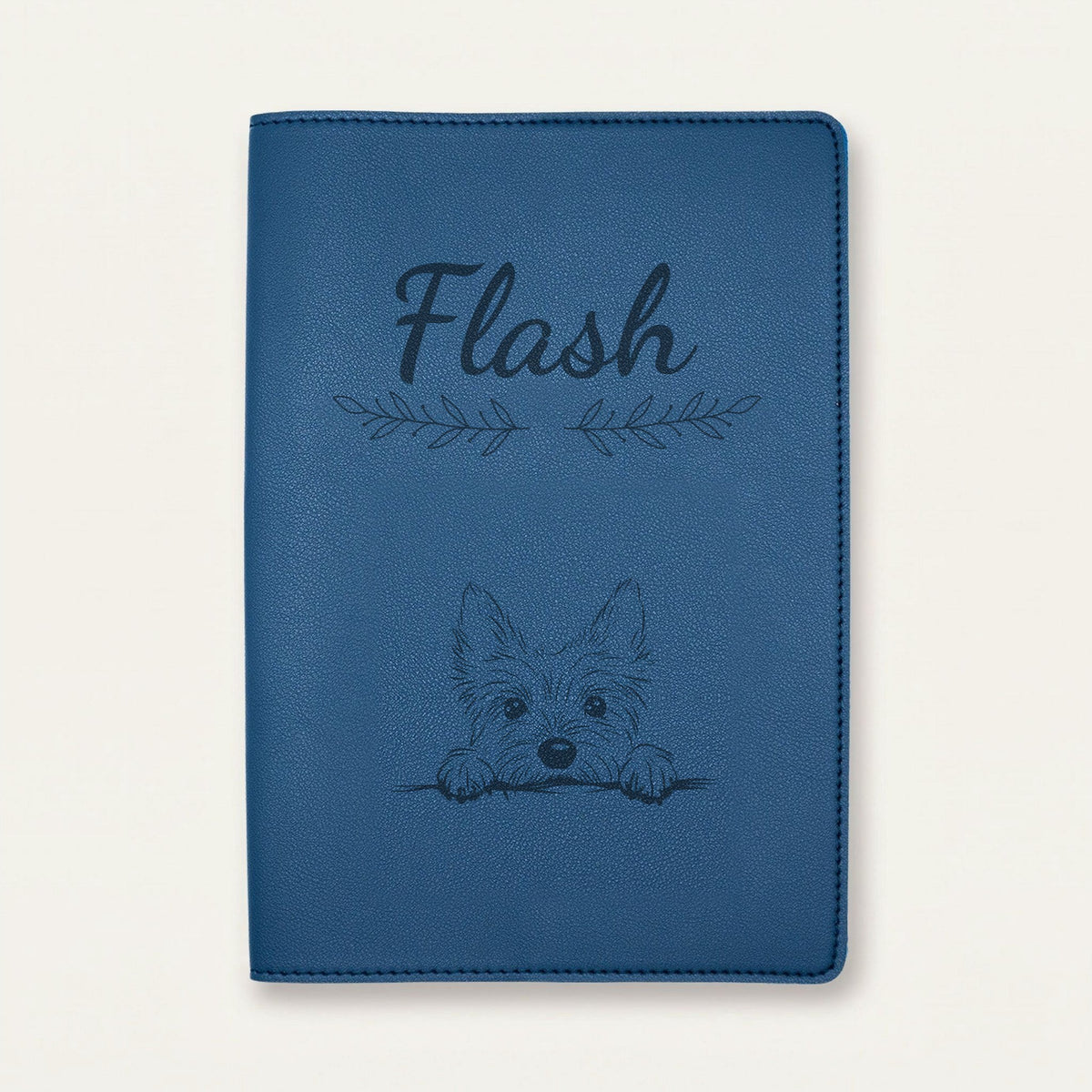 Protège carnet de santé chien personnalisé – Cairn terrier — Bleu nuit — Rameaux — gravure « Flash »