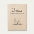 Protège carnet de santé chien personnalisé – Cairn terrier — Crème vanille — Flèche — gravure « Vénus »
