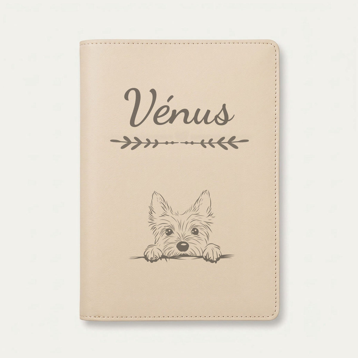 Protège carnet de santé chien personnalisé – Cairn terrier — Crème vanille — Flèche — gravure « Vénus »
