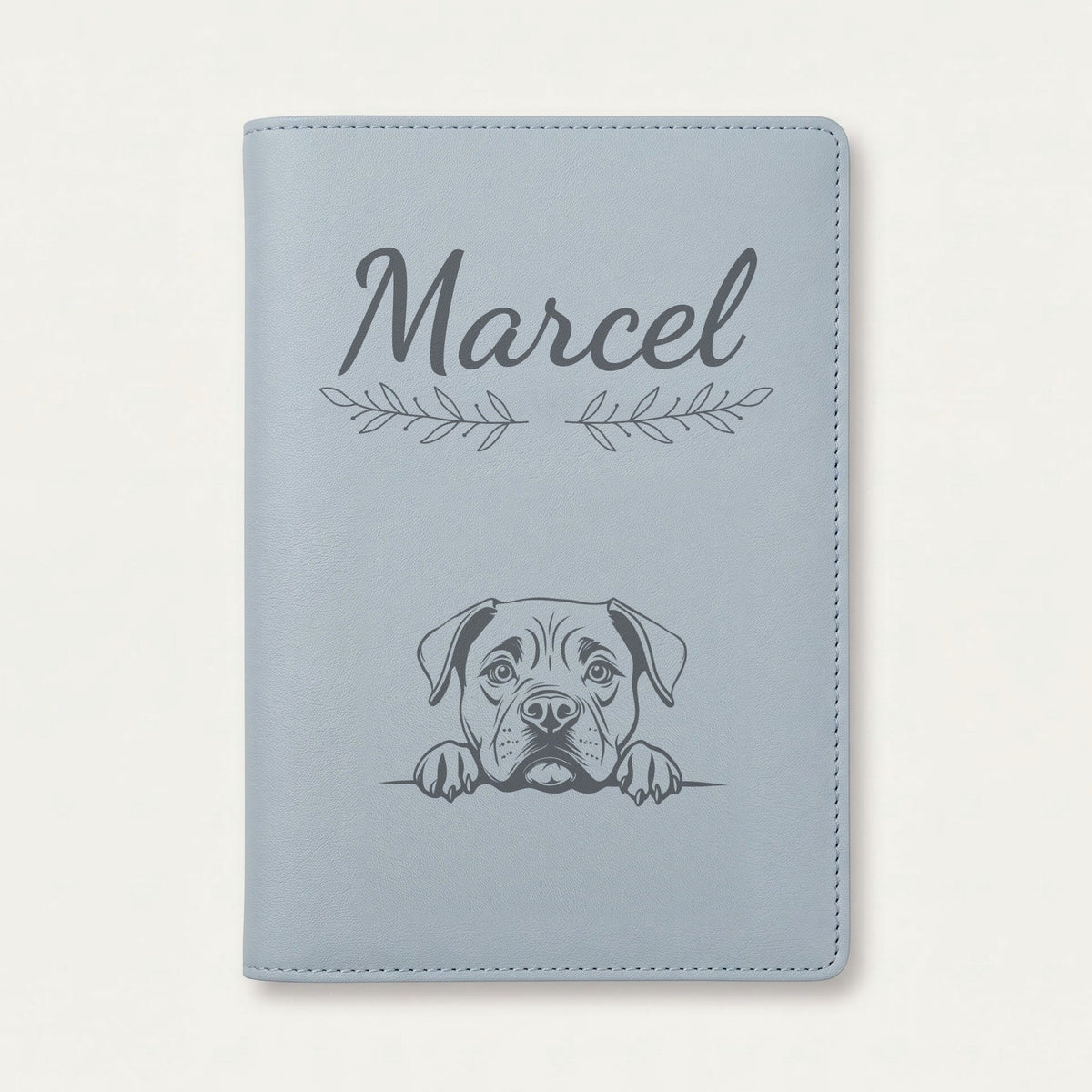Protège carnet de santé chien personnalisé – Cane corso — Bleu nuage — Rameaux — gravure « Marcel »