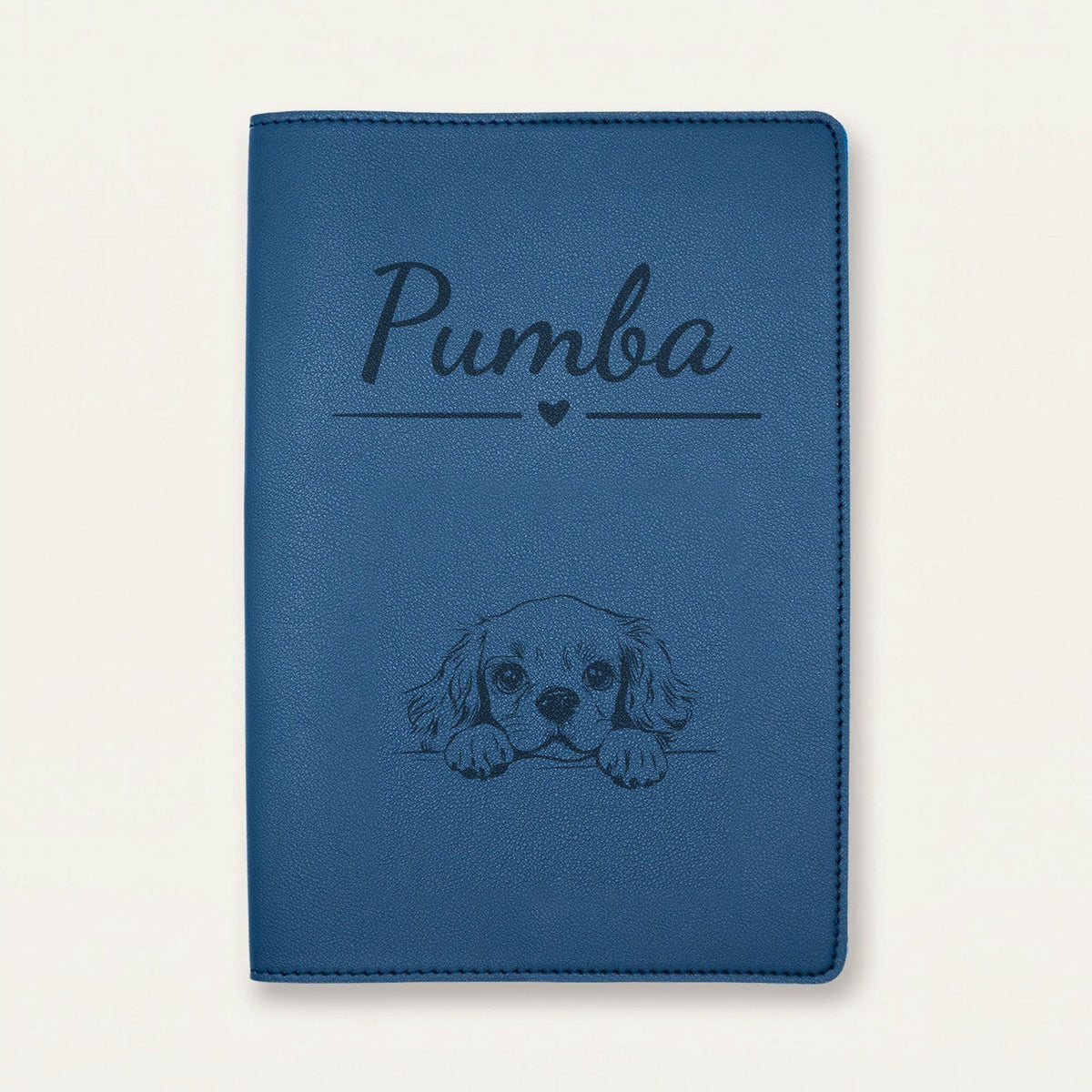Protège carnet de santé chien personnalisé – Cavalier King Charles — Bleu nuit — Cœur — gravure « Pumba »
