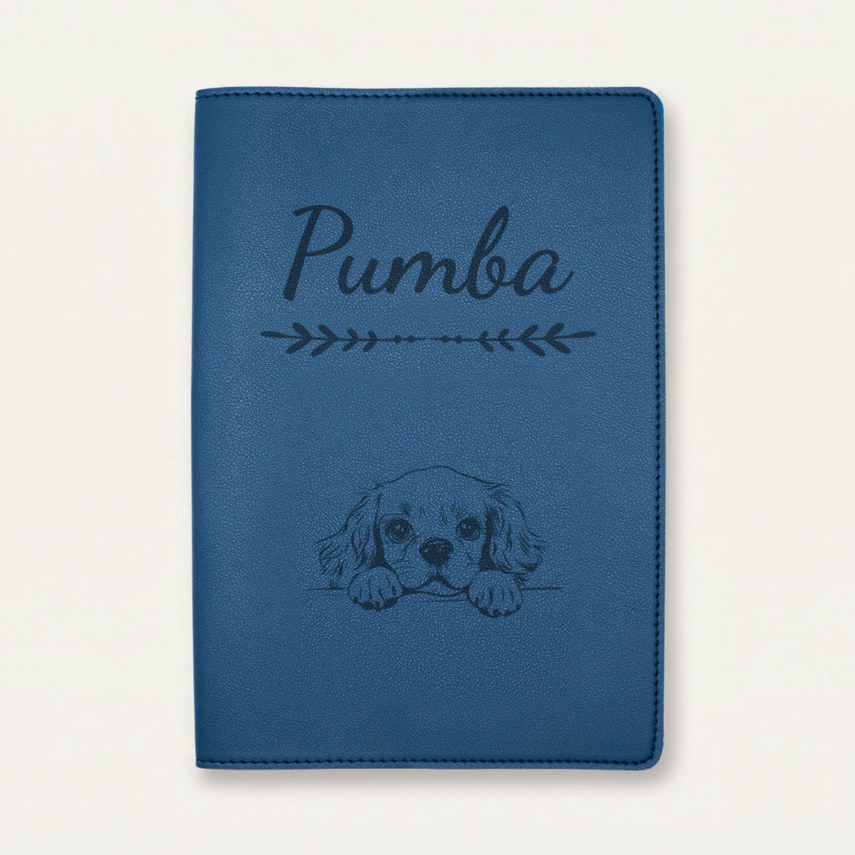 Protège carnet de santé chien personnalisé – Cavalier King Charles — Bleu nuit — Flèche — gravure « Pumba »