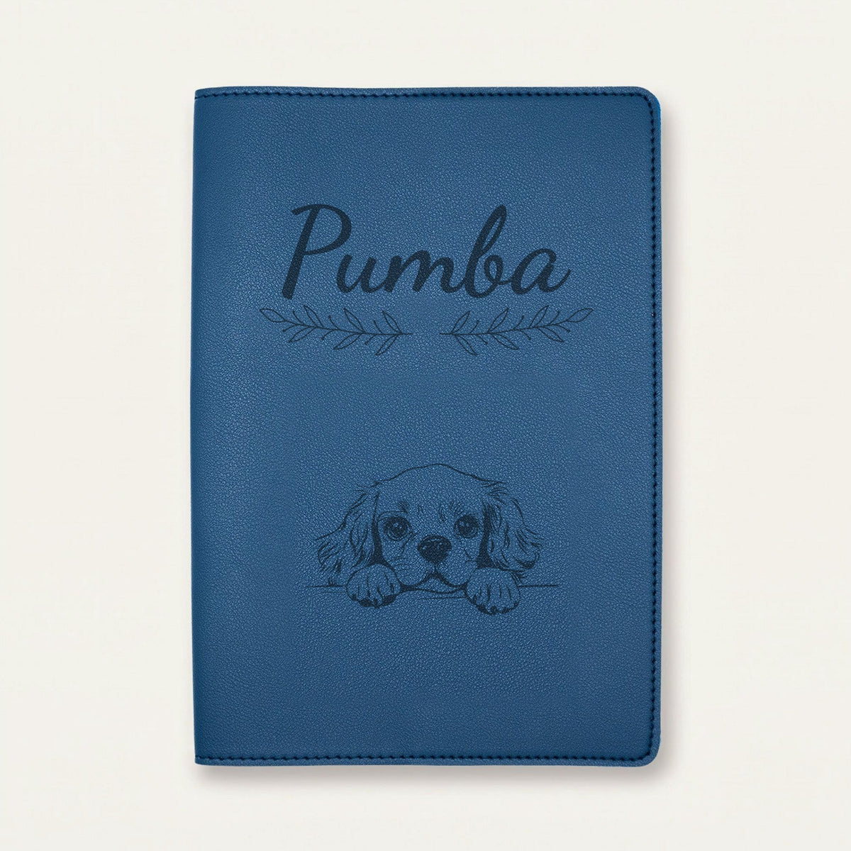 Protège carnet de santé chien personnalisé – Cavalier King Charles — Bleu nuit — Rameaux — gravure « Pumba »