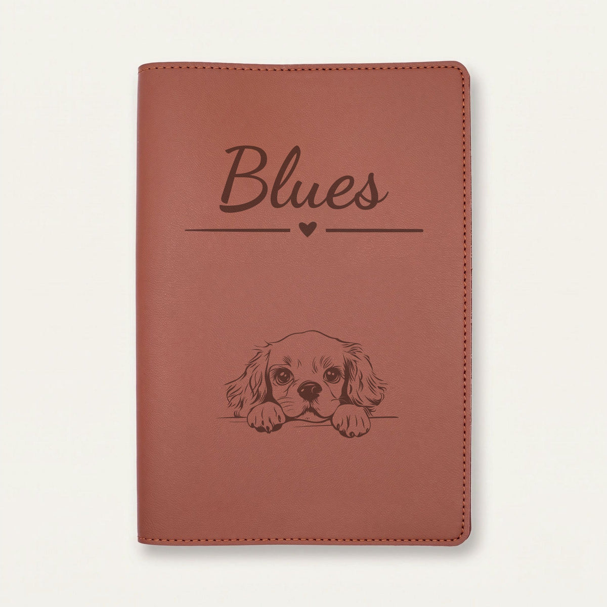 Protège carnet de santé chien personnalisé – Cavalier King Charles — Chocolat — Cœur — gravure « Blues »