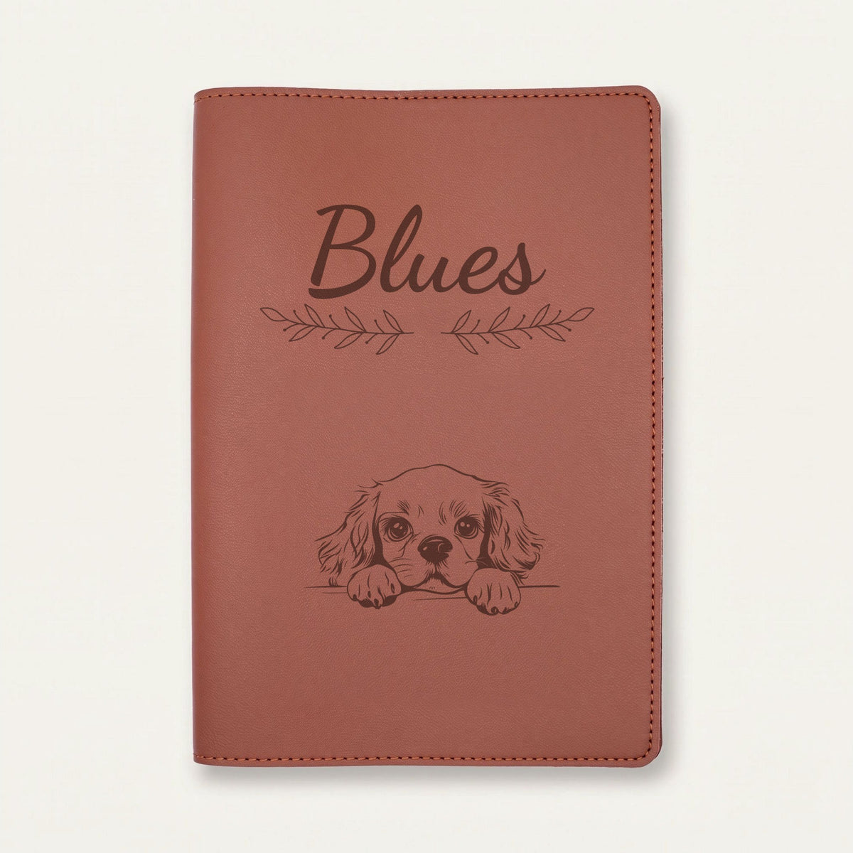 Protège carnet de santé chien personnalisé – Cavalier King Charles — Chocolat — Rameaux — gravure « Blues »