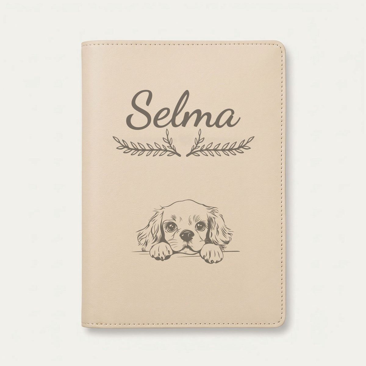 Protège carnet de santé chien personnalisé – Cavalier King Charles — Crème vanille — Bouquet — gravure « Selma »