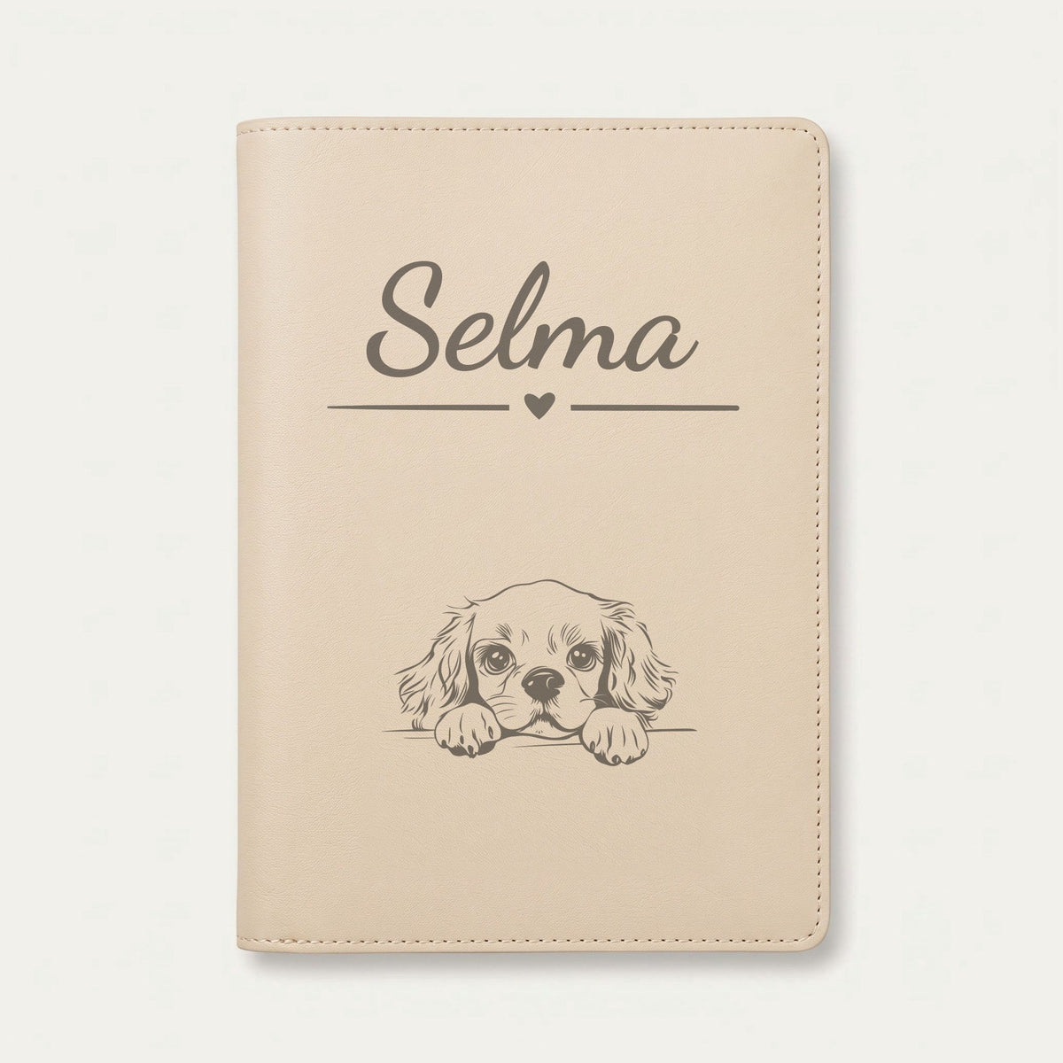 Protège carnet de santé chien personnalisé – Cavalier King Charles — Crème vanille — Cœur — gravure « Selma »