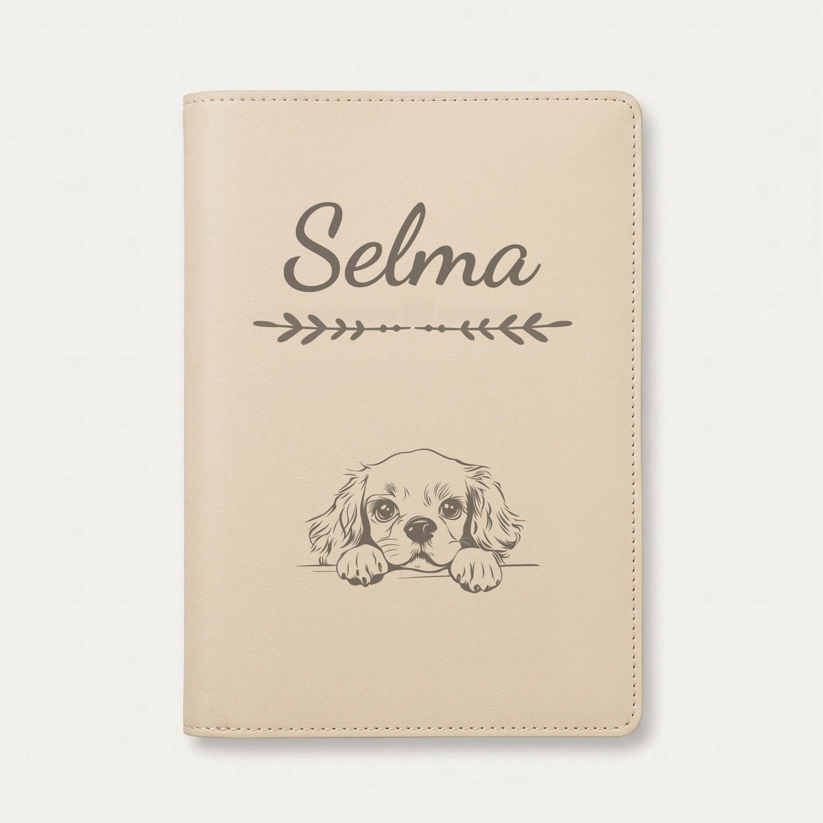 Protège carnet de santé chien personnalisé – Cavalier King Charles — Crème vanille — Flèche — gravure « Selma »