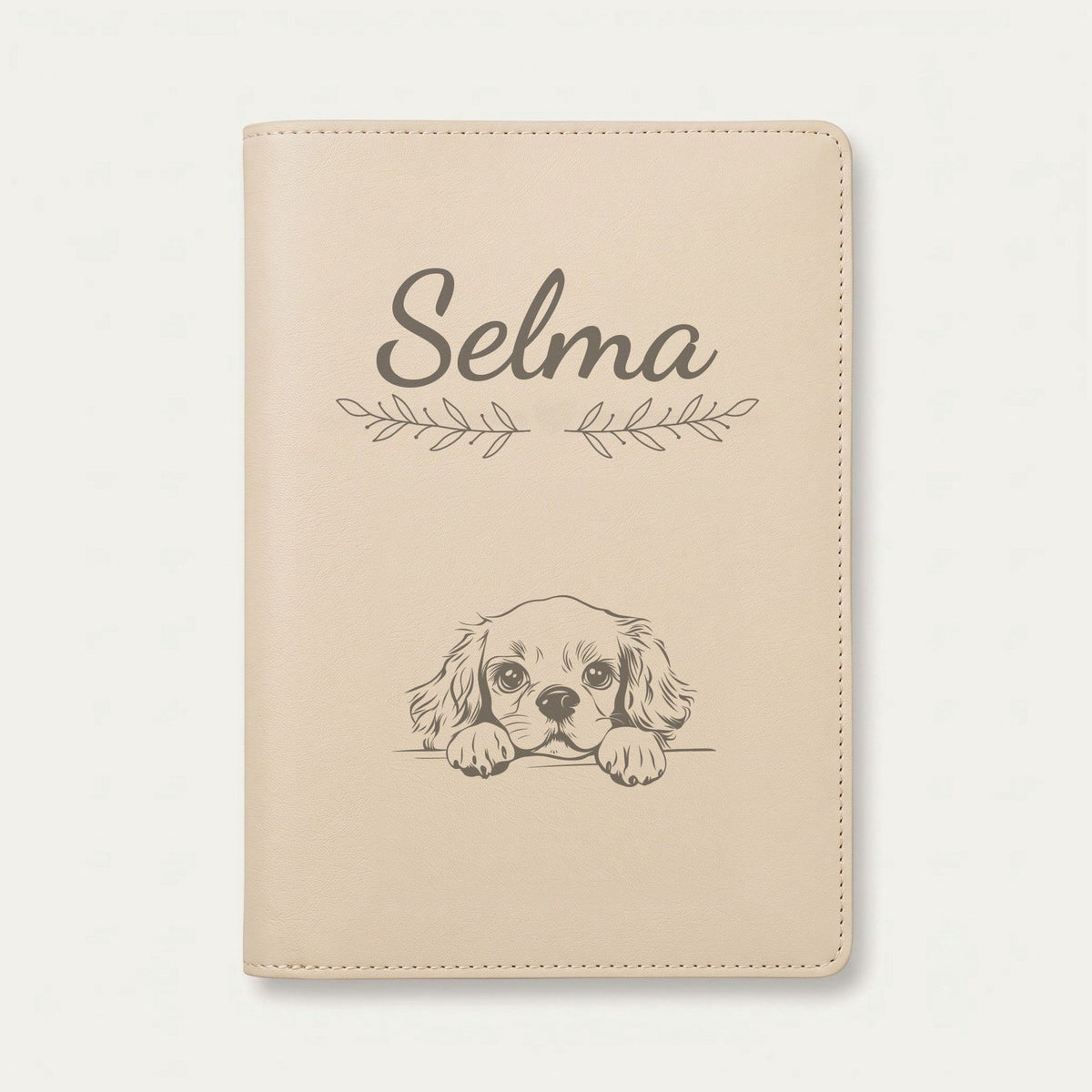Protège carnet de santé chien personnalisé – Cavalier King Charles — Crème vanille — Rameaux — gravure « Selma »