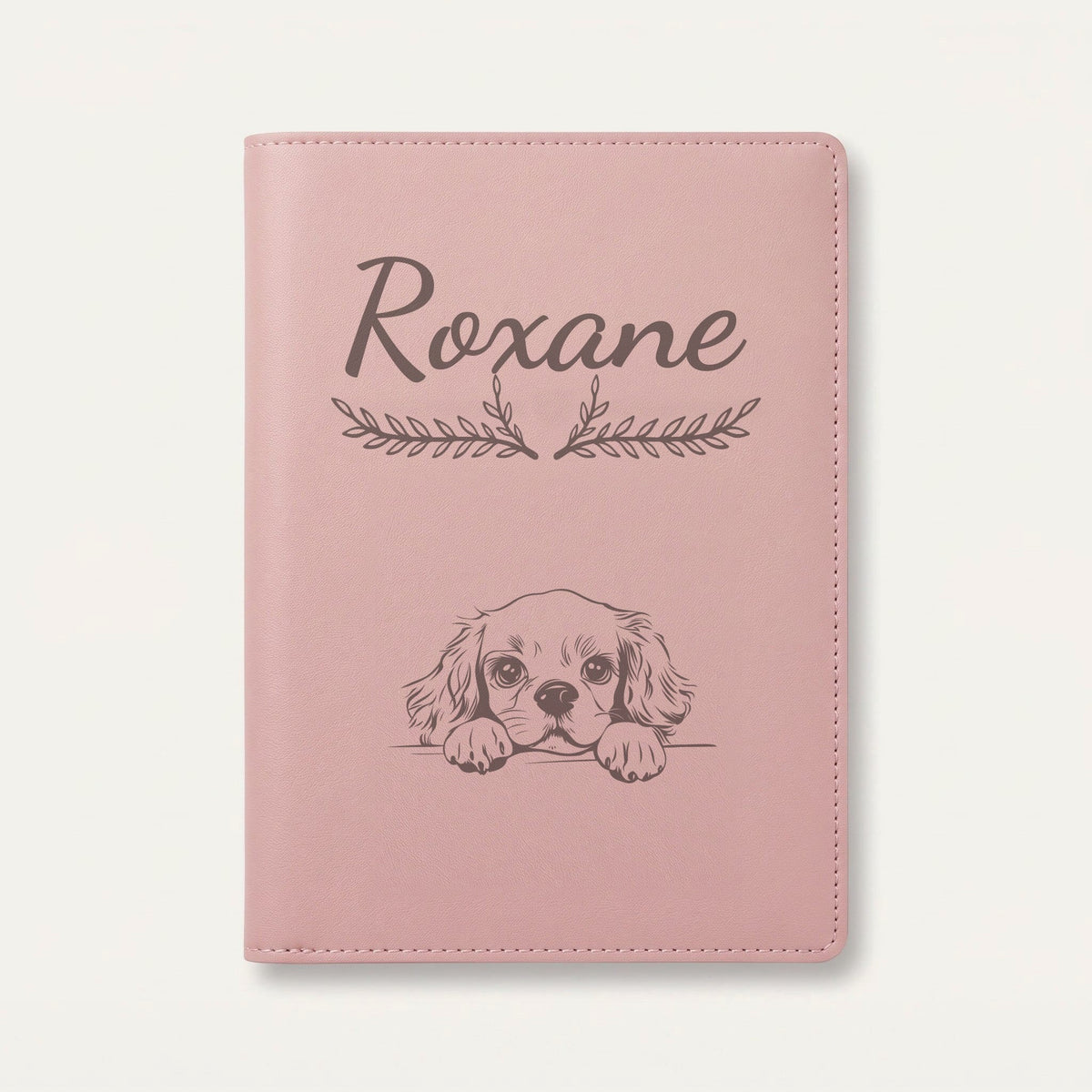 Protège carnet de santé chien personnalisé – Cavalier King Charles — Rose dragée — Bouquet — gravure « Roxane »