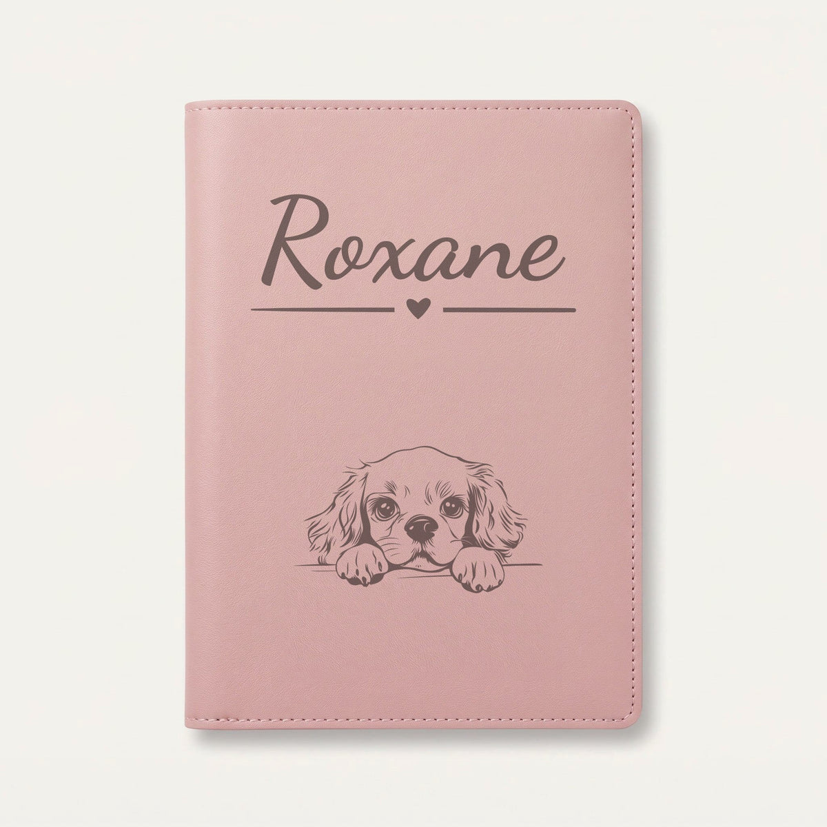 Protège carnet de santé chien personnalisé – Cavalier King Charles — Rose dragée — Cœur — gravure « Roxane »