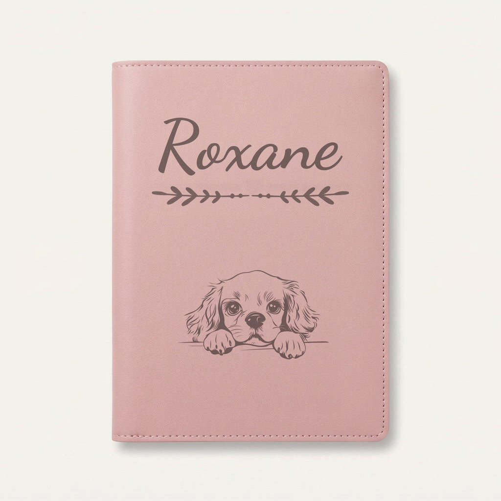 Protège carnet de santé chien personnalisé – Cavalier King Charles — Rose dragée — Flèche — gravure « Roxane »