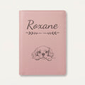 Protège carnet de santé chien personnalisé – Cavalier King Charles — Rose dragée — Flèche — gravure « Roxane »