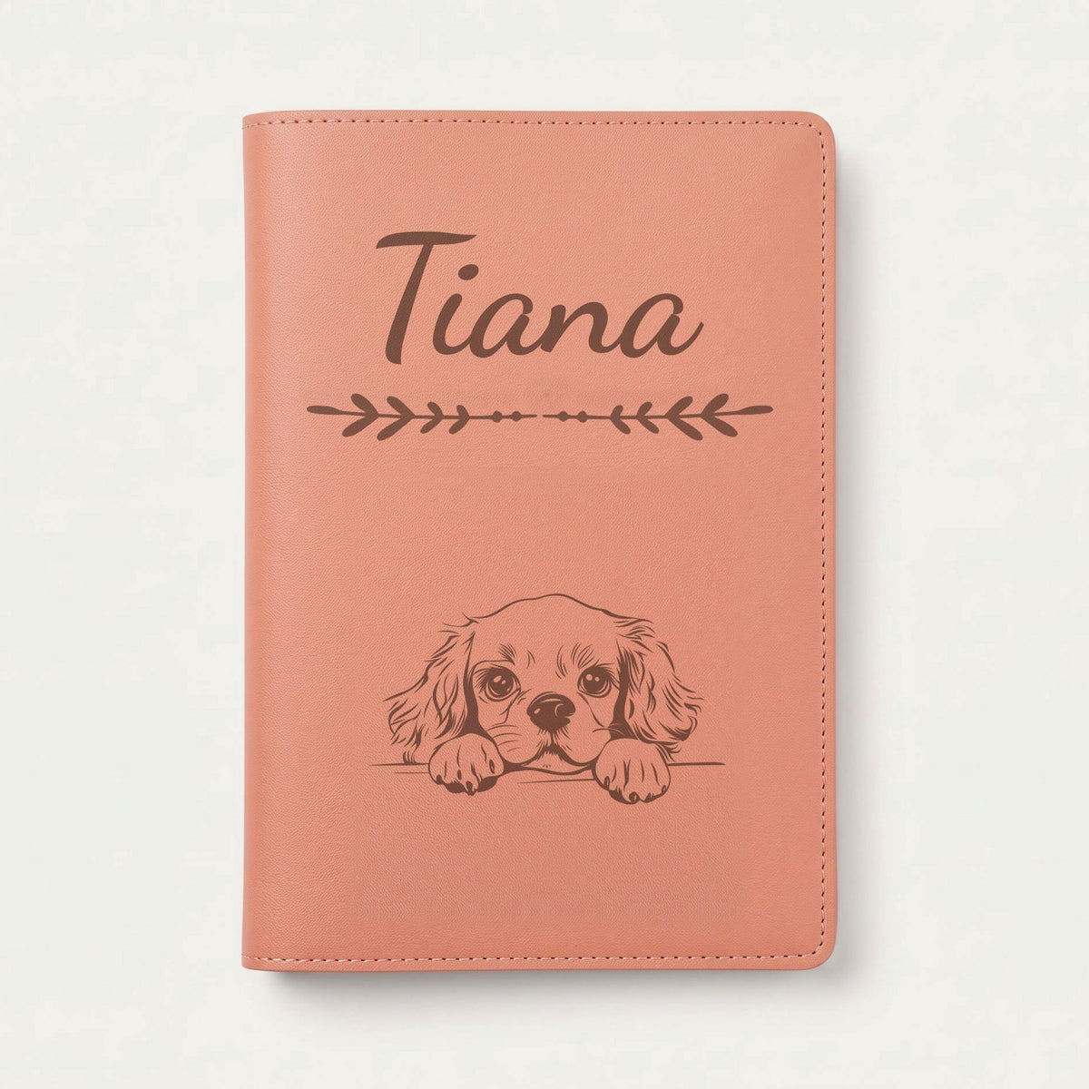 Protège carnet de santé chien personnalisé – Cavalier King Charles — Terracotta — Flèche — gravure « Tiana »