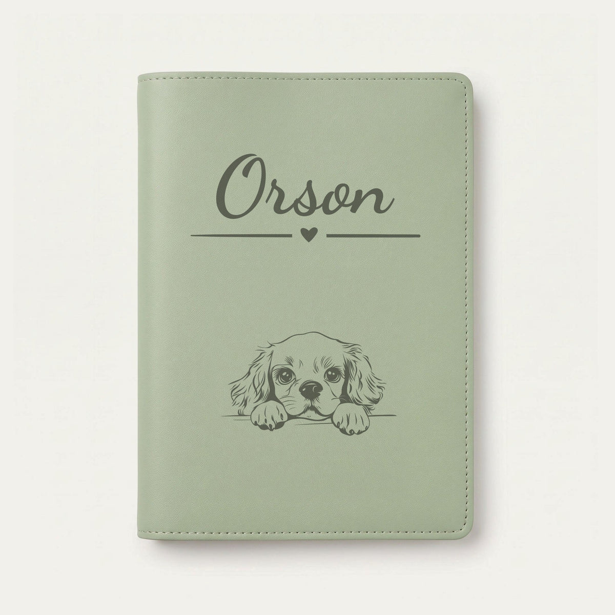 Protège carnet de santé chien personnalisé – Cavalier King Charles — Vert sauge — Cœur — gravure « Orson »