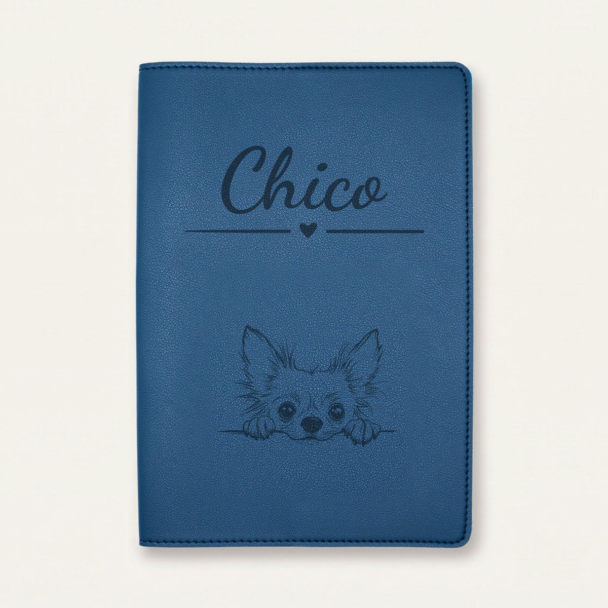 Protège carnet de santé chien personnalisé – Chien chinois à crête — Bleu nuit — Cœur — gravure « Chico »