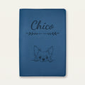 Protège carnet de santé chien personnalisé – Chien chinois à crête — Bleu nuit — Flèche — gravure « Chico »