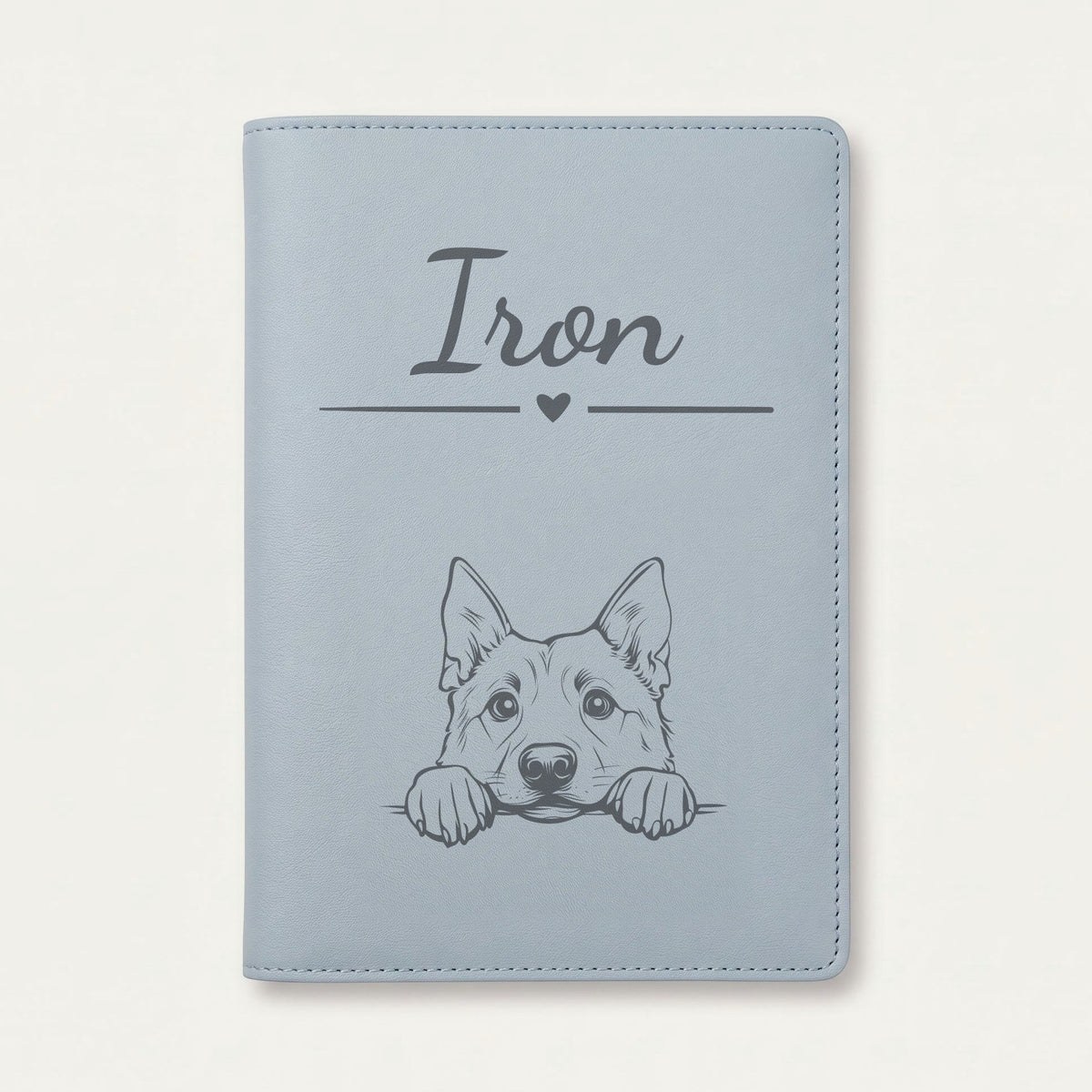 Protège carnet de santé chien personnalisé – Chien d'élan norvégien — Bleu nuage — Cœur — gravure « Iron »
