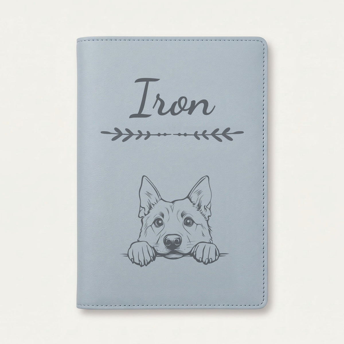 Protège carnet de santé chien personnalisé – Chien d'élan norvégien — Bleu nuage — Flèche — gravure « Iron »