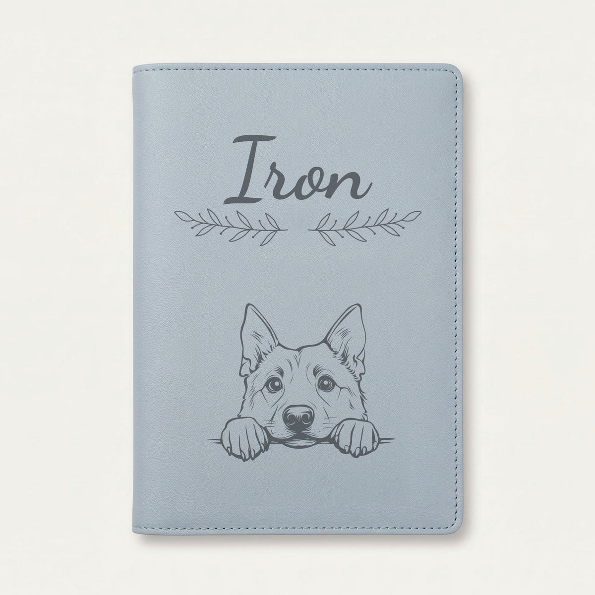 Protège carnet de santé chien personnalisé – Chien d'élan norvégien — Bleu nuage — Rameaux — gravure « Iron »