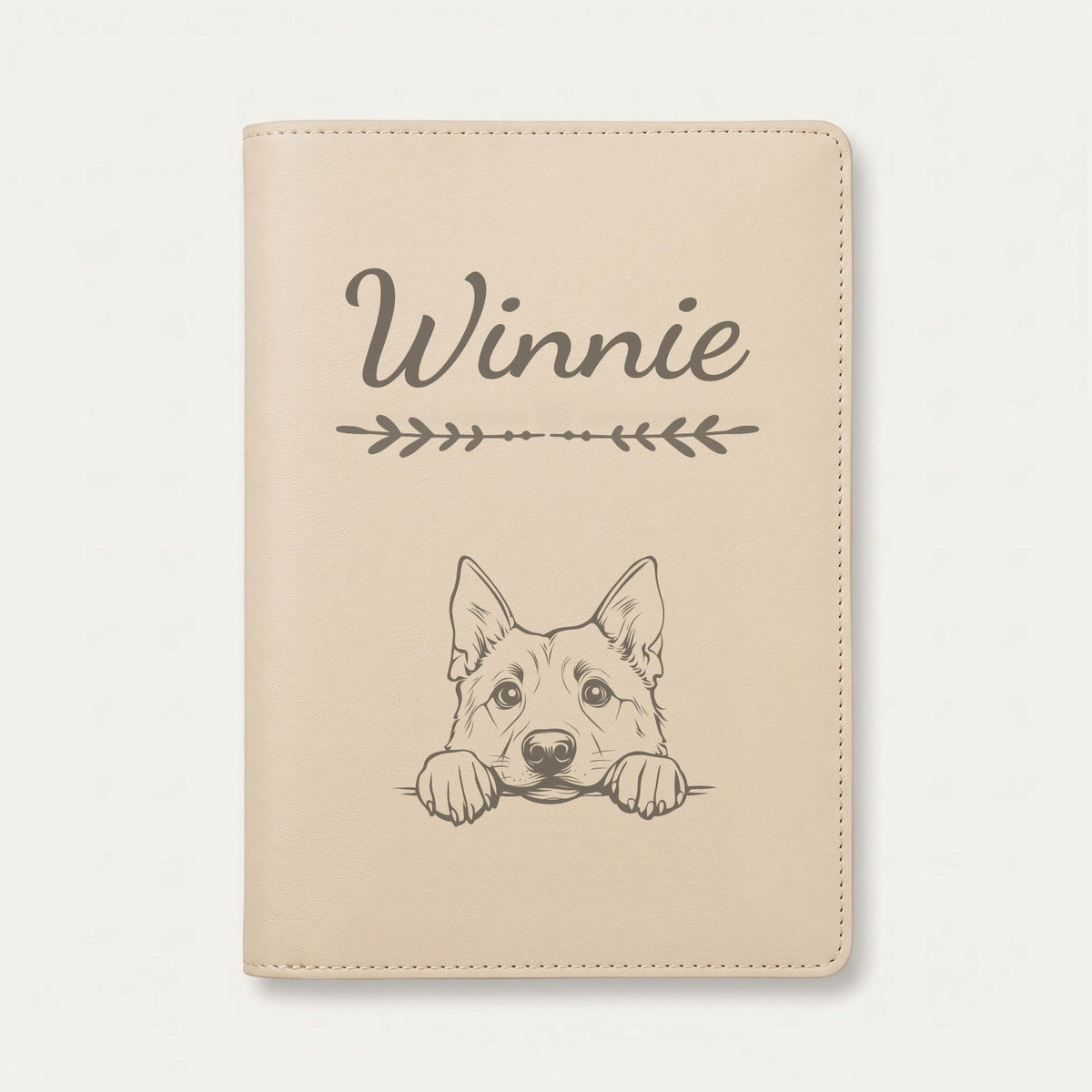 Protège carnet de santé chien personnalisé – Chien d'élan norvégien — Crème vanille — Flèche — gravure « Winnie »
