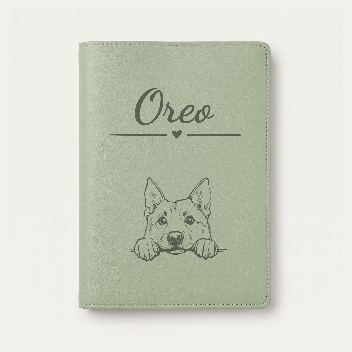 Protège carnet de santé chien personnalisé – Chien d'élan norvégien — Vert sauge — Cœur — gravure « Oreo »