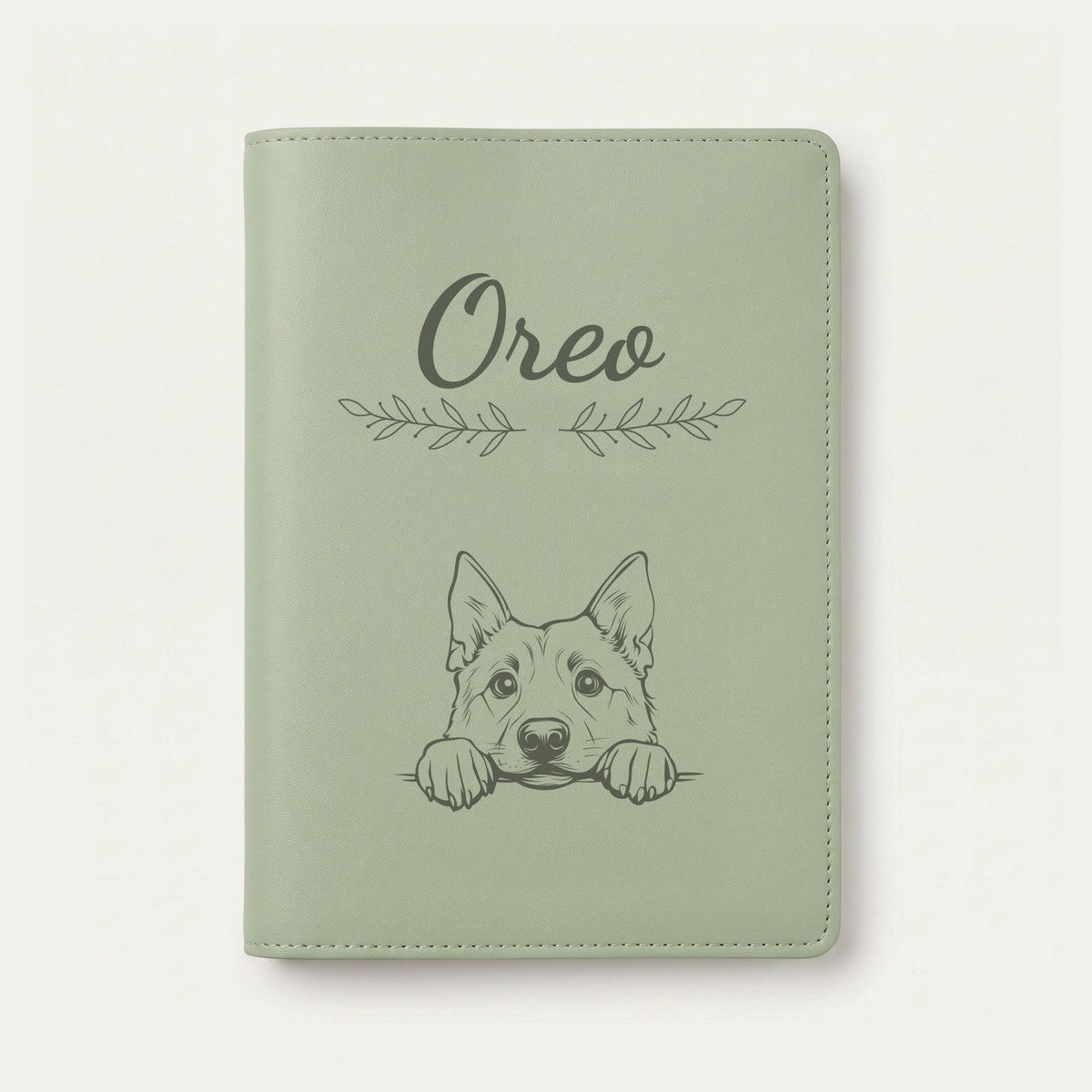 Protège carnet de santé chien personnalisé – Chien d'élan norvégien — Vert sauge — Rameaux — gravure « Oreo »