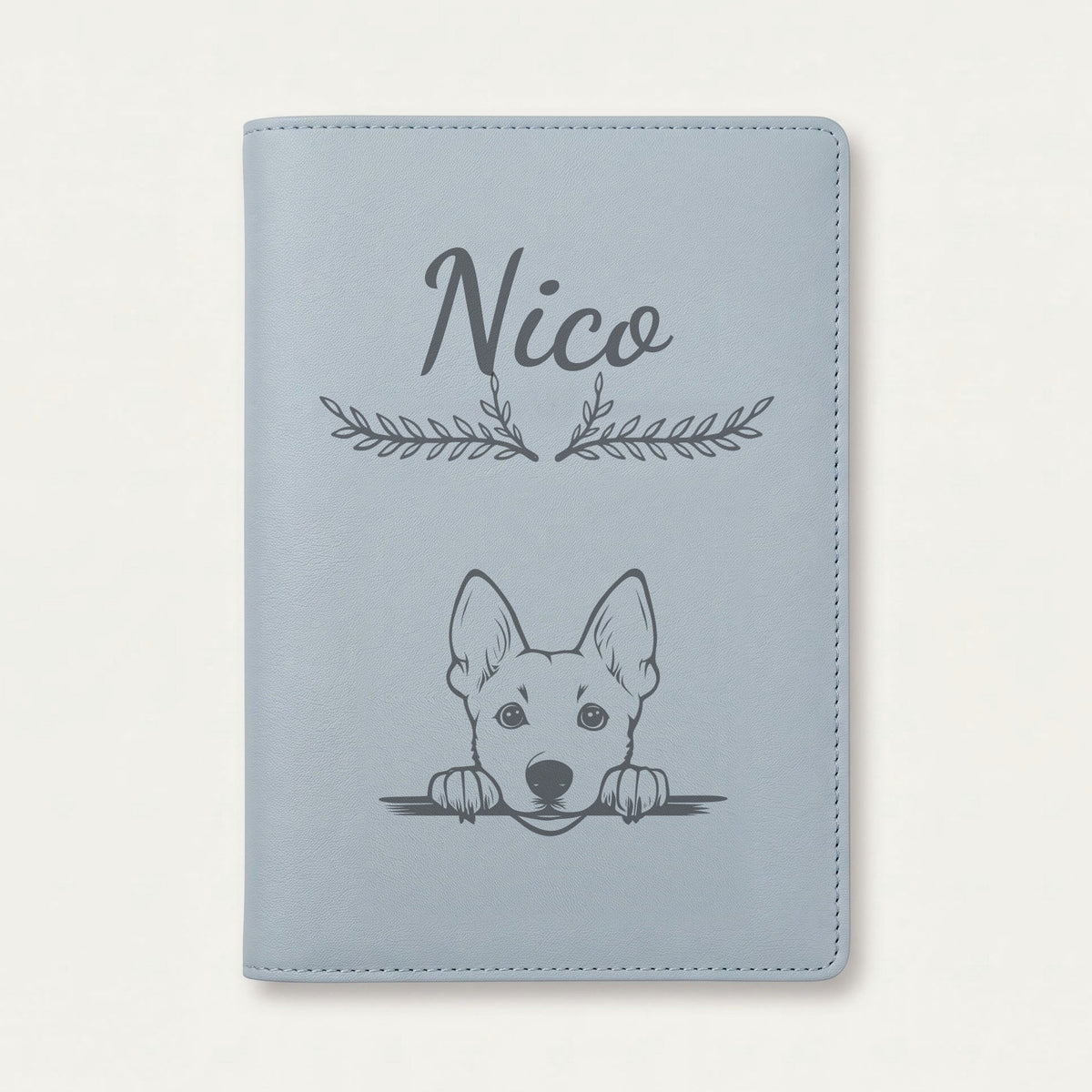 Protège carnet de santé chien personnalisé – Chien de Canaan — Bleu nuage — Bouquet — gravure « Nico »