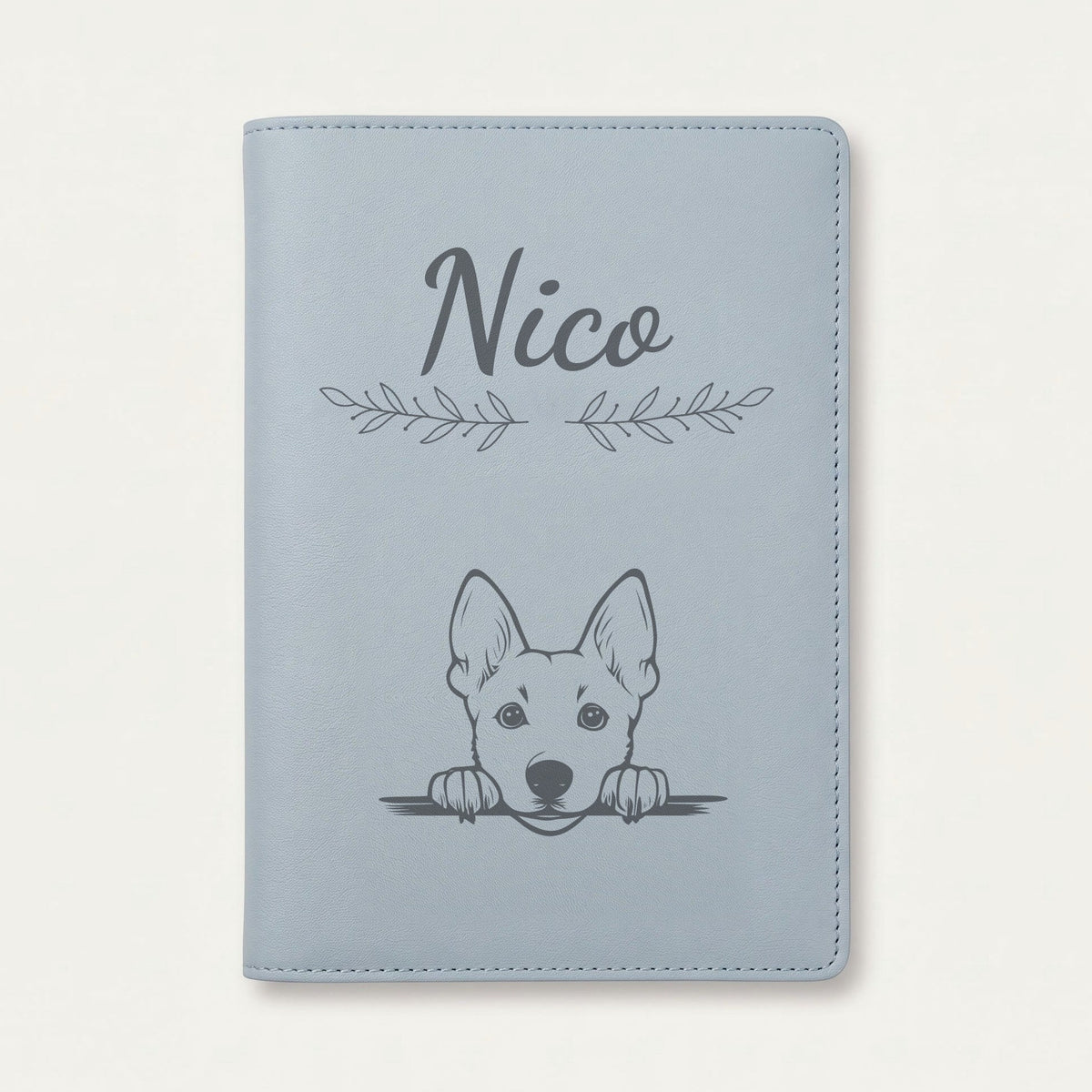 Protège carnet de santé chien personnalisé – Chien de Canaan — Bleu nuage — Rameaux — gravure « Nico »