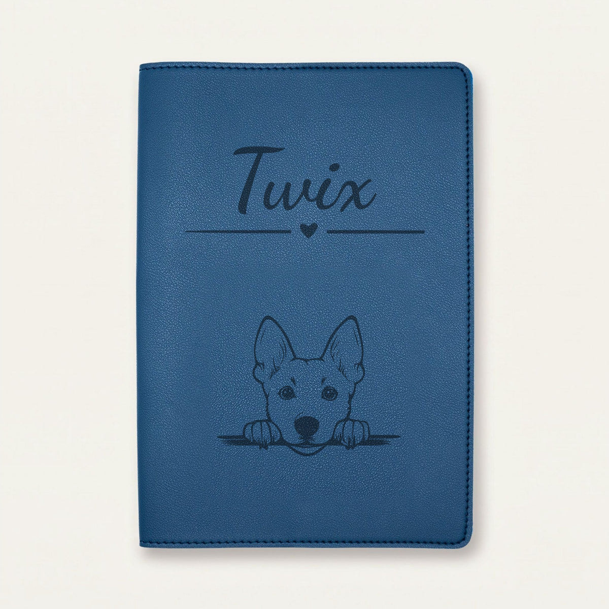 Protège carnet de santé chien personnalisé – Chien de Canaan — Bleu nuit — Cœur — gravure « Twix »