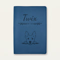 Protège carnet de santé chien personnalisé – Chien de Canaan — Bleu nuit — Flèche — gravure « Twix »