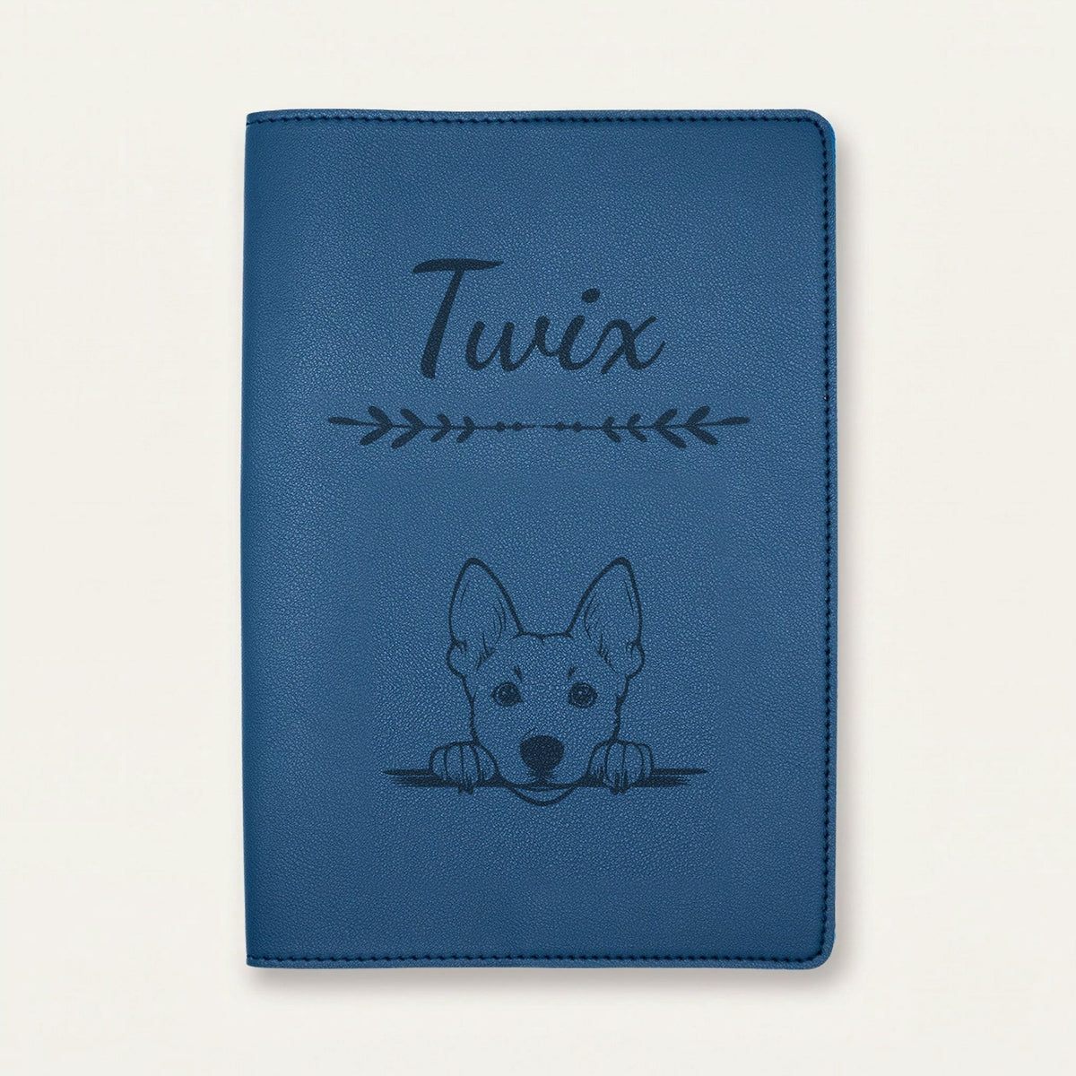 Protège carnet de santé chien personnalisé – Chien de Canaan — Bleu nuit — Flèche — gravure « Twix »