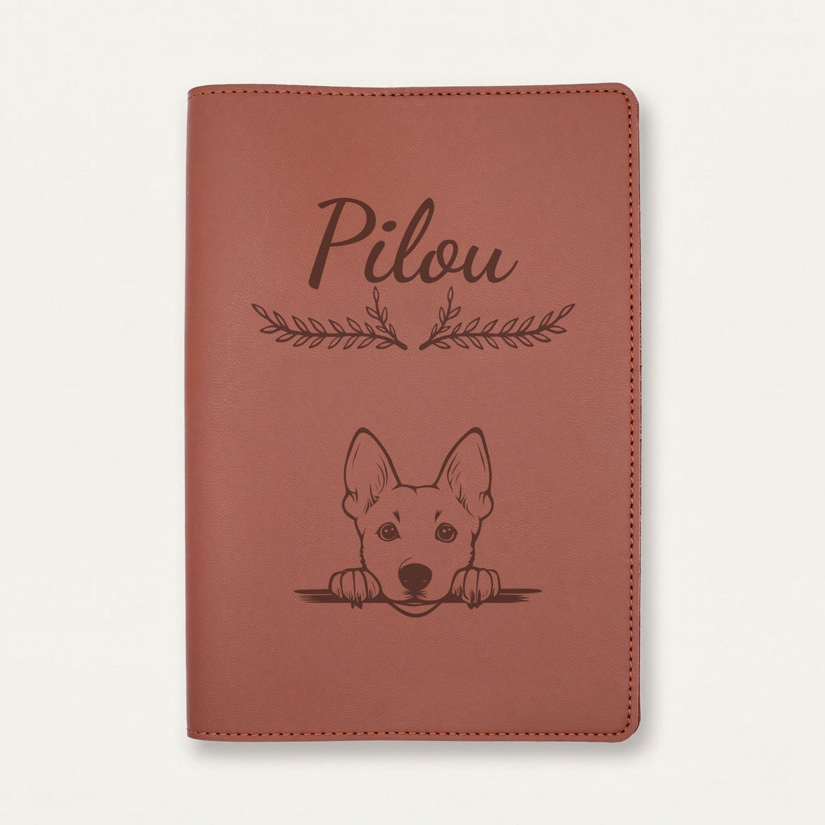 Protège carnet de santé chien personnalisé – Chien de Canaan — Chocolat — Bouquet — gravure « Pilou »