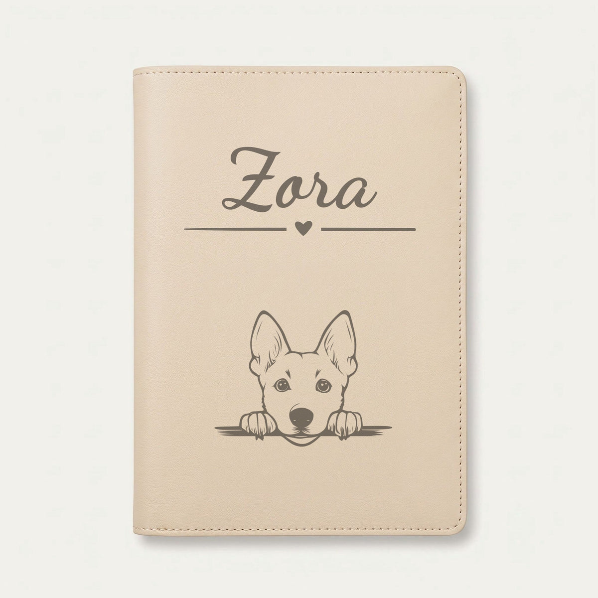 Protège carnet de santé chien personnalisé – Chien de Canaan — Crème vanille — Cœur — gravure « Zora »