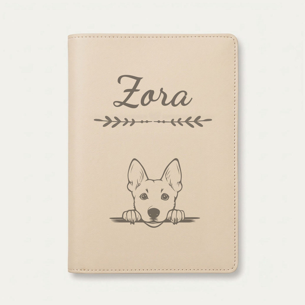 Protège carnet de santé chien personnalisé – Chien de Canaan — Crème vanille — Flèche — gravure « Zora »