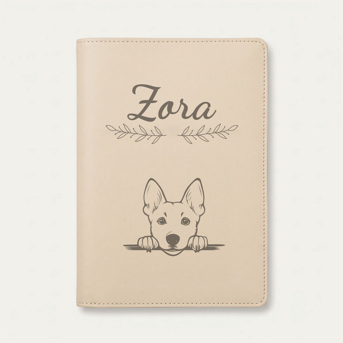 Protège carnet de santé chien personnalisé – Chien de Canaan — Crème vanille — Rameaux — gravure « Zora »