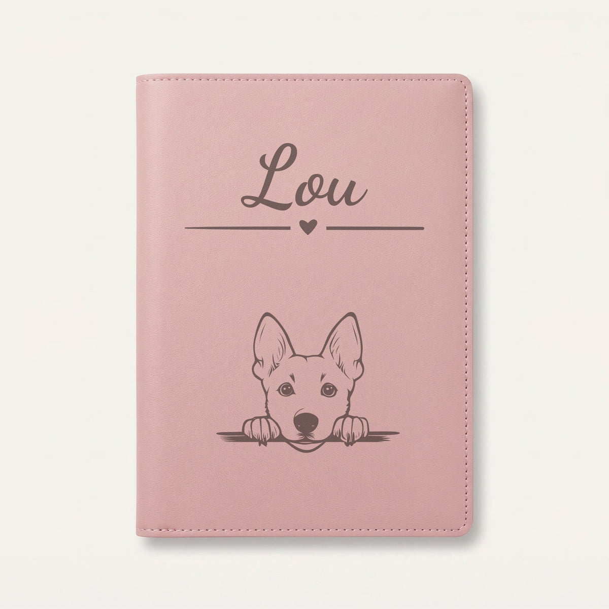 Protège carnet de santé chien personnalisé – Chien de Canaan — Rose dragée — Cœur — gravure « Lou »