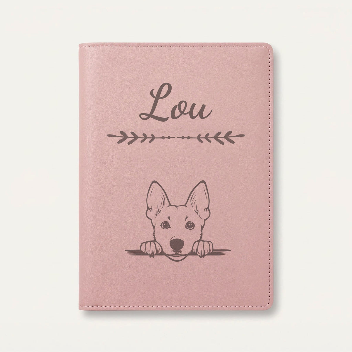 Protège carnet de santé chien personnalisé – Chien de Canaan — Rose dragée — Flèche — gravure « Lou »