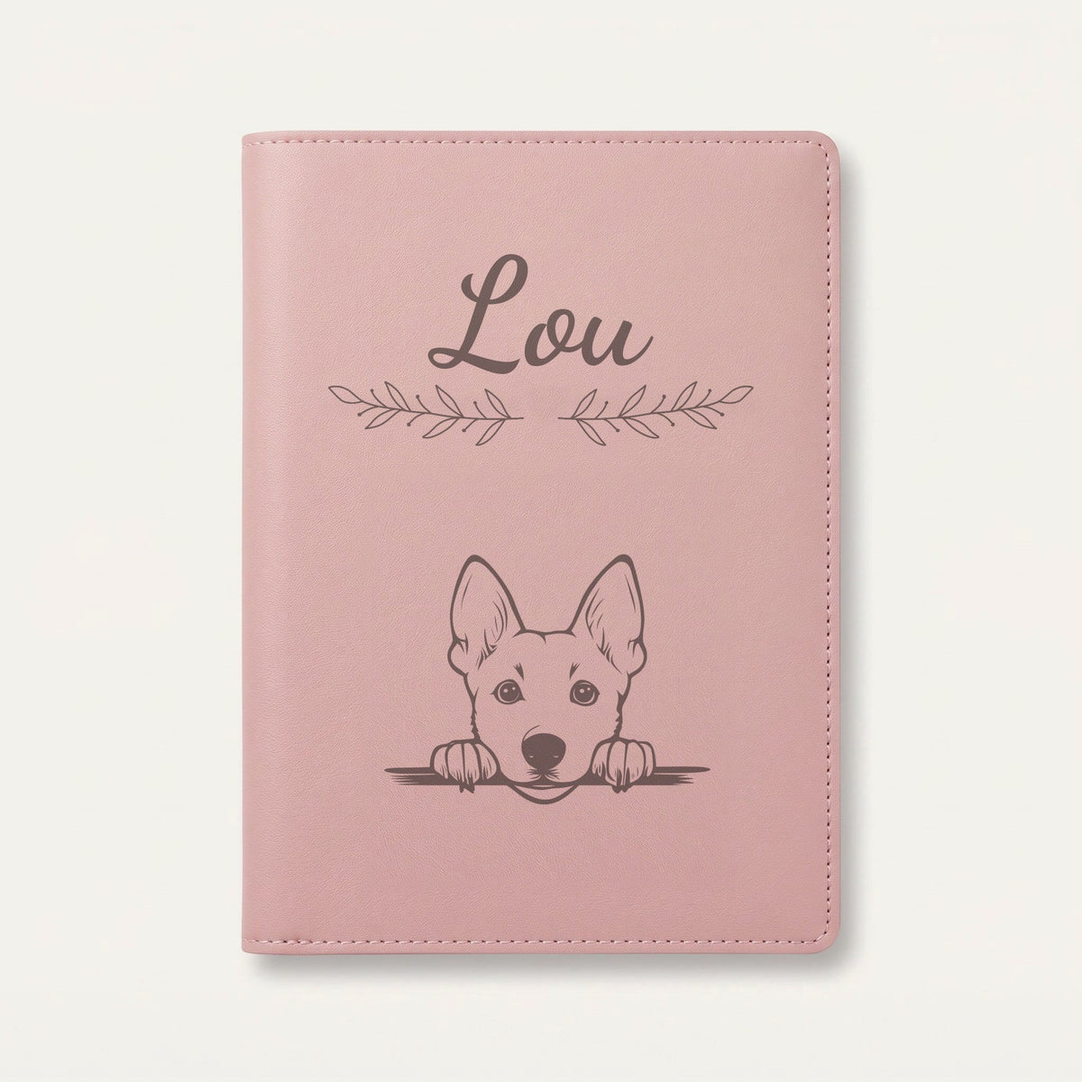 Protège carnet de santé chien personnalisé – Chien de Canaan — Rose dragée — Rameaux — gravure « Lou »