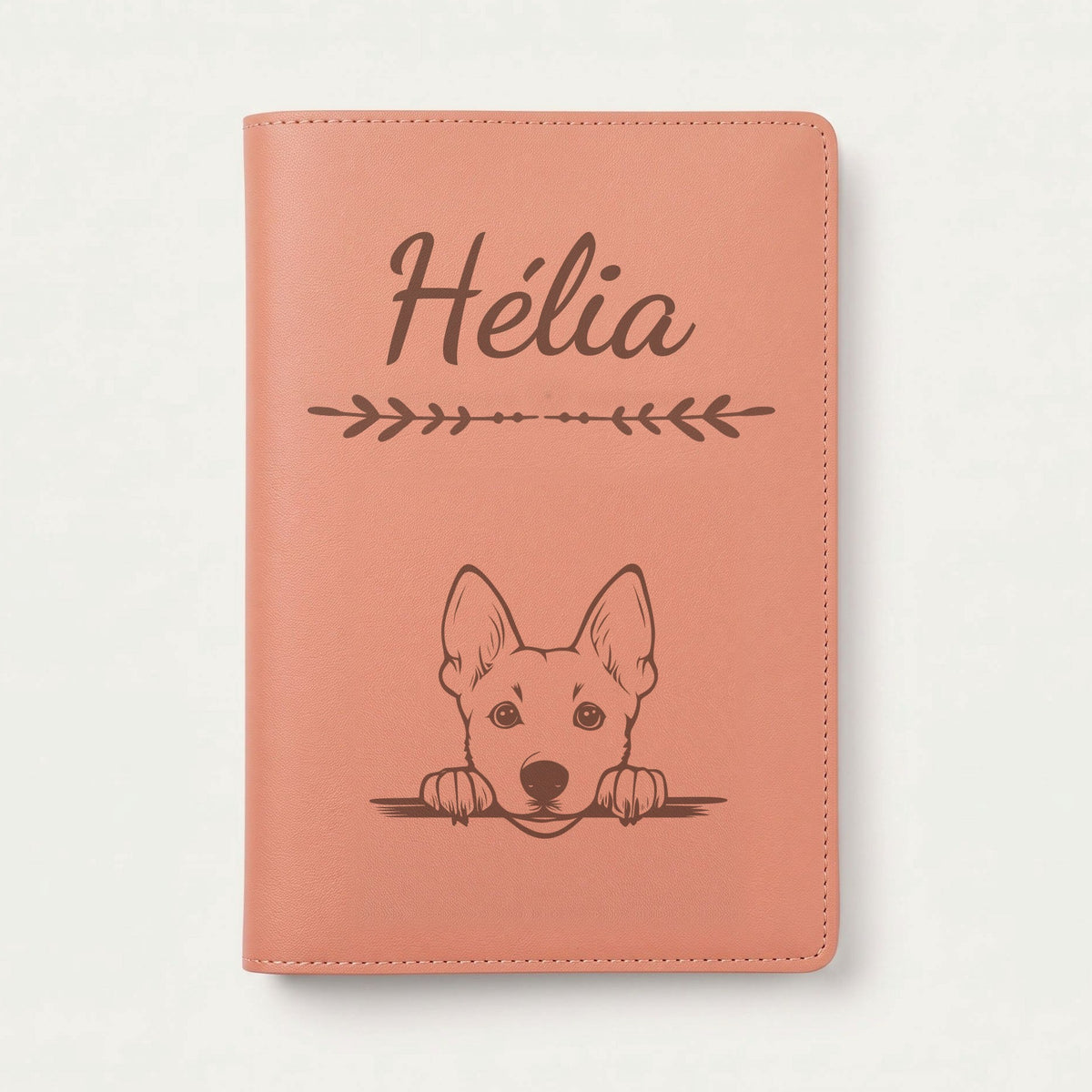 Protège carnet de santé chien personnalisé – Chien de Canaan — Terracotta — Flèche — gravure « Hélia »