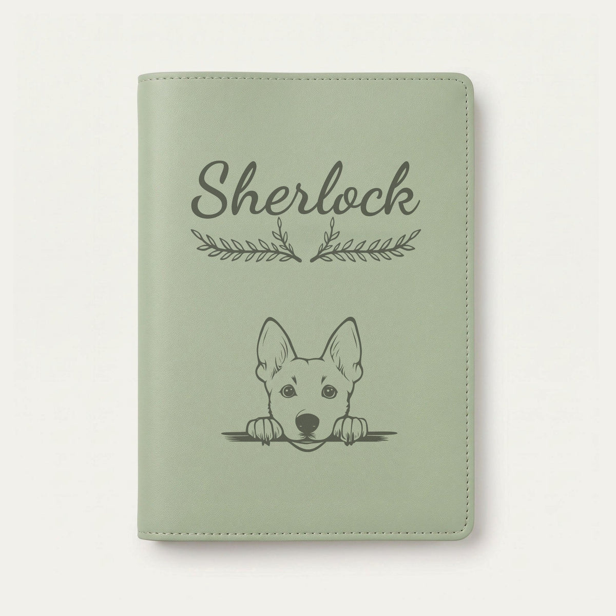 Protège carnet de santé chien personnalisé – Chien de Canaan — Vert sauge — Bouquet — gravure « Sherlock »